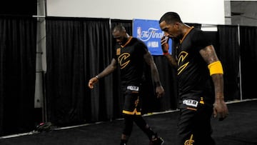 OAKLAND, CA - JUNE 12: LeBron James #23 and JR Smith #5 of the Cleveland Cavaliers walk to the locker room following their 129-120 loss in Game 5 to lose the 2017 NBA Finals to the Golden State Warriors at ORACLE Arena on June 12, 2017 in Oakland, California. NOTE TO USER: User expressly acknowledges and agrees that, by downloading and or using this photograph, User is consenting to the terms and conditions of the Getty Images License Agreement. Robert Reiners/Getty Images/AFP
== FOR NEWSPAPERS, INTERNET, TELCOS & TELEVISION USE ONLY ==