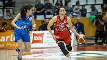 Sandra Ygueravide, del Spar Girona, avanza con el balón ante el Perfumerías Avenida.