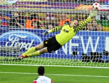 El guardameta holandés posee un palmarés envidiable. Cuenta, entre muchos otros títulos, con dos Champions League y una Copa de la UEFA. De joven ya destacaba en el Ajax, pero se le recuerda especialmente por su última etapa, la del Manchester United. Acudió con su selección a cuatro Eurocopas y tres Mundiales.