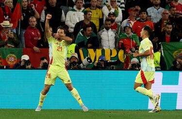 1-2. Mikel Oyarzabal celebra el segundo tanto.