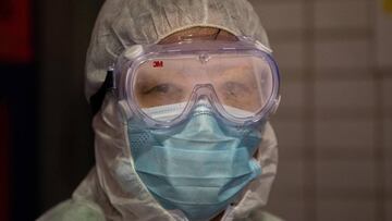 Hong Kong (China), 17/07/2020.- A Food and Environmental Hygiene Department (FEHD) contractor takes part in a cleaning and disinfection of Pei Ho Street Market in Sham Shui Po district, Hong Kong, China, 17 July 2020. Hong Kong is facing a community spread of Covid-19 as the city recorded at least 60 more confirmed and preliminary infections according to medical sources. EFE/EPA/JEROME FAVRE