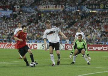 29 de junio de 2008. Final de la Eurocopa de Austria y Suiza entre Alemania y España. Mertesacker e Iniesta.