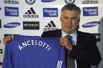 El 1 de junio de 2009 el Chelsea formalizó la contratación de Carlo Ancelotti como nuevo entrenador del equipo 'blue'. El nuevo técnico del Chelsea no sería presentado hasta el 6 de julio de 2009 (en la imagen posa con una camiseta del club durante la rueda de prensa en Stamford Bridge en Londres ese día). Apenas un mes después ganaría su primer título, la Community Shield ante el Manchester United en la tanda de penaltis...