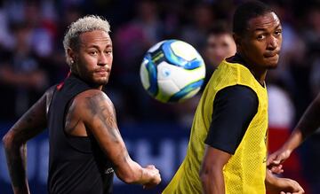 Paris Saint-Germain's Brazilian forward Neymar (L) eyes the ball during a training session in Shenzhen on August 1, 2019, ahead of the French Trophy of Champions football match between Rennes and Paris Saint-Germain. (Photo by FRANCK FIFE / AFP)