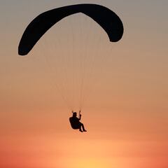 Viendo en parapente la puesta de sol