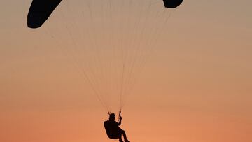 Viendo en parapente la puesta de sol