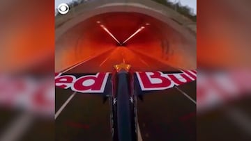 Un piloto se la juega como nunca y se hace viral: es el primero en volar por dentro de un túnel