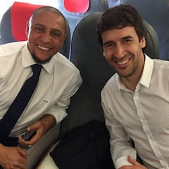 Raúl y Roberto Carlos, en el avión a por la Duodécima