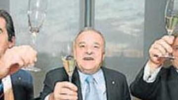 <b>BRINDIS. </b>Patxi Izco brindó ayer con los medios de comunicación.