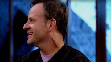 Ruben Barrichello mostrando la cicatriz donde ten&iacute;a el tumor. 