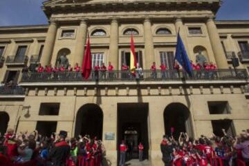 Celebración multitudinaria del Osasuna en las calles de Pamplona