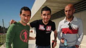 <b>EN SINTONÍA. </b>Cifuentes, Enrique y Raúl López, en el almuerzo de la plantilla del Cádiz, ayer después de la sesión de entrenamiento la Ciudad Deportiva cadista. La comida ya estaba pactada hace semanas, pero después de los problemas económicos y la crispación del entorno, a los futbolistas les vino bien para demostrar que sólo piensan en devolver al Cádiz a Segunda División esta temporada.