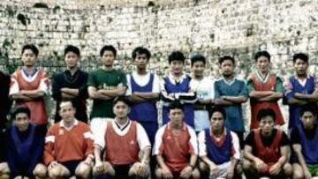 <b>IMAGEN PARA LA POSTERIDAD. </b>Los jugadores que conformaban la primera selección del Tíbet de la historia forman antes de iniciar una sesión de entrenamiento.