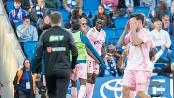 SAN SEBASTIÁN, 21/02/2026.- El defensa del Oviedo Eric Bailly (c) celebra tras marcar el 3-3 durante el partido de liga que enfrentó a la Real Sociedd y el Real Oviedo en el estadio Anoeta, este sábado. EFE/Juan Herrero