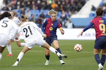 La reconocida dos veces al Baln de Oro Femenino, Alexia Putellas, rodeada de jugadoras del Real Madrid Femenino.