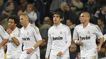<b>FELICES Y MÁS LÍDERES. </b>Altintop, Marcelo, Benzema, Kaká, Pepe, Granero, Xabi Alonso y Özil, en la celebración de uno de los goles ante el Zaragoza (3-1).