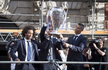 Los jugadores del Real Madrid Marcelo Vieira (i), Sergio Ramos (c) y Cristiano Ronaldo sostienen el trofeo tras la visita del equipo madridista a la sede de la Comunidad de Madrid.