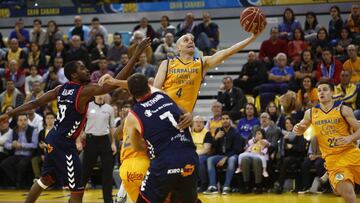 Albert Oliver realiza una bandeja ante el Baskonia.