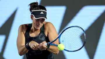 GUADALAJARA, MEXICO - NOVEMBER 14: Garbiñe Muguruza of Spain plays a backhand in her singles match against Anett Kontaveit of Estonia during Day 5 of 2021 Akron WTA Finals Guadalajara at Centro Panamericano de Tenis on November 14, 2021 in Guadalajara, Mexico. (Photo by Matthew Stockman/Getty Images)