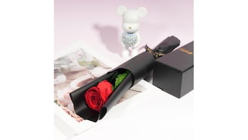 Rosa eterna con tallo largo para regalar en San Valentn disponible en Amazon.