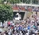 ¡Un hincha se tiró de un puente hacia el bus de Argentina y terminó muy mal!