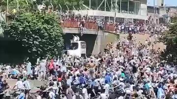 ¡Un hincha se tiró de un puente hacia el bus de Argentina y terminó muy mal!