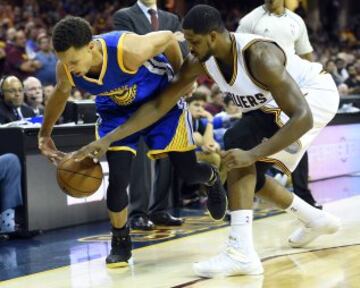 Stephen Curry y Tristan Thompson.