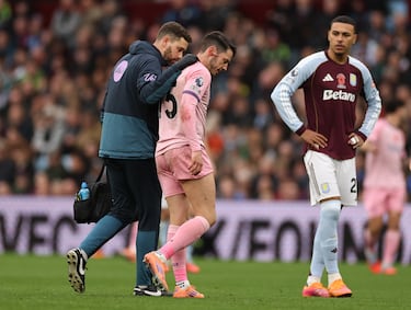 Adam Smith, del AFC Bournemouth, abandona el terreno de juego para recibir atención médica tras un choque de cabezas con su compañero Tyler Adams.