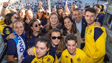 La alcaldesa y el presidente del Deportivo en el recibimiento al Deportivo Abanca tras su ascenso a Liga F.