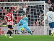BILBAO, 22/12/2025.- El guardameta serbio del Espanyol Marko Dmitrovic (c) para un lanzamiento de Andoni Gorosabel, durante el partido de la jornada 17 de LaLiga que Athletic Club de Bilbao y RCD Espanyol disputan este lunes en San Mamés. EFE/Luis Tejido