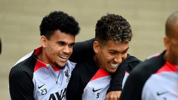 KIRKBY, ENGLAND - SEPTEMBER 06:  (THE SUN OUT, THE SUN ON SUNDAY OUT) Roberto Firmino and Luis Diaz of Liverpool during a training session ahead of their UEFA Champions League group A match against SSC Napoli at AXA Training Centre on September 06, 2022 in Kirkby, England. (Photo by Andrew Powell/Liverpool FC via Getty Images)