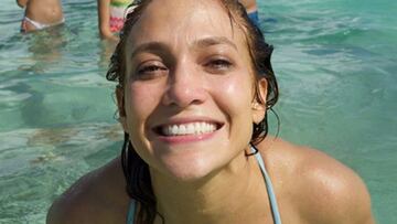 Jennifer Lopez celebra su 49 cumpleaños sin maquillaje y en bikini.