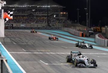 Momento en el que Nico Rosberg cruza la línea de meta en segundo lugar convirtiéndose así en el campeón del mundo de F1 2016.