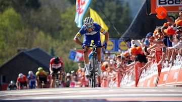 JW01. HUY (BÉLGICA), 18/04/2018.- El ciclista galo Julian Alaphilippe, Quick-Step, compite en la carrera Fleche Wallone en Huy (Bélgica) hoy, 18 de abril de 2018. EFE/ Julien Warnand