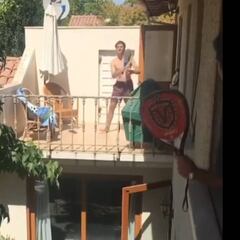 Improvisado y genial: el partido de pádel en plena cuarentena