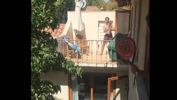 Improvisado y genial: el partido de pádel en plena cuarentena