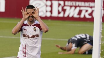 Daniel Ojeda celebra el gol del empate del Albacete ante el Alcorc&oacute;n. 