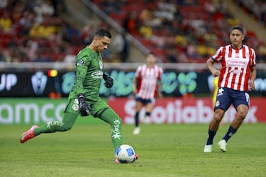 Chivas toma ventaja frente al América, en el debut de Gerardo Espinoza