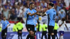 KANSAS CITY, MISSOURI - JULY 01: Ronald Araujo of Uruguay celebrates after winning with Darwin Nu�ez of Uruguay during the CONMEBOL Copa America 2024 Group C match between United States and Uruguay at GEHA Field at Arrowhead Stadium on July 01, 2024 in Kansas City, Missouri.   Jamie Squire/Getty Images/AFP (Photo by JAMIE SQUIRE / GETTY IMAGES NORTH AMERICA / Getty Images via AFP)