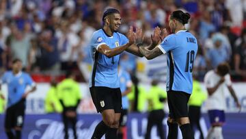 KANSAS CITY, MISSOURI - JULY 01: Ronald Araujo of Uruguay celebrates after winning with Darwin Nu�ez of Uruguay during the CONMEBOL Copa America 2024 Group C match between United States and Uruguay at GEHA Field at Arrowhead Stadium on July 01, 2024 in Kansas City, Missouri.   Jamie Squire/Getty Images/AFP (Photo by JAMIE SQUIRE / GETTY IMAGES NORTH AMERICA / Getty Images via AFP)