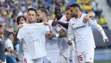 Cádiz, 01/04/2023.- El delantero del Sevilla FC, Lucas Ocampos (i) celebra el gol marcado ante el Cádiz, primero del equipo, durante el encuentro correspondiente a la jornada 27 de primera división disputado hoy sábado en el Estadio Nuevo Mirandilla de Cádiz. EFE/Román Ríos.