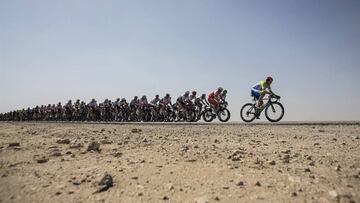 -FOTODELDIA- DOH001 DOHA (CATAR) 16/10/2016.- El pelot&oacute;n de ciclistas avanza por una carretera durante la prueba de fondo elite masculina de los Mundiales de ciclismo, en Doha, Catar, hoy, 16 de octubre de 2016. EFE/Oliver Weiken