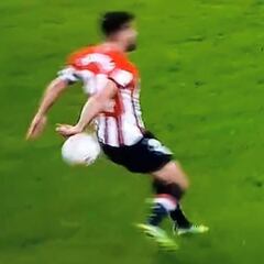 El Espanyol tira con bala sobre el posible penalti de Balenziaga