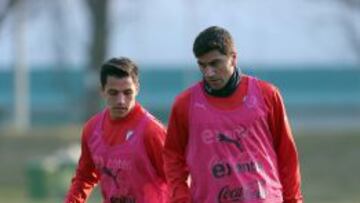 David Pizarro en la práctica de este lunes disputando un balón con Alexis Sánchez.