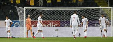 2-1. Los jugadores de la selección española tras el segundo gol de Viktor Claesson.