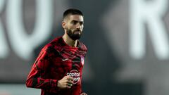 Yannick Carrasco, del Atlético, en el calentamiento del partido contra el Rayo.