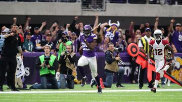 MINNEAPOLIS, MN - NOVEMBER 20: Xavier Rhodes #29 of the Minnesota Vikings carries the ball after intercepting a pass in the second quarter of the game on November 20, 2016 at US Bank Stadium in Minneapolis, Minnesota.   Adam Bettcher/Getty Images/AFP
 == FOR NEWSPAPERS, INTERNET, TELCOS &amp; TELEVISION USE ONLY ==