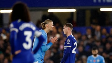 Erling Haaland y Cole Palmer hablan durante un partido entre Manchester City y Chelsea.