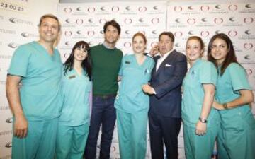 Fernando Verdasco junto con Irene Villa y el Dr. Ángel Martín repartieron juguetes por gentileza de la Clínica Menorca.