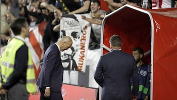 Zidane abandona el c&eacute;sped del Estadio de Vallecas cabizbajo despu&eacute;s de que el Real Madrid perdiera 1-0 contra el Rayo Vallecano en LaLiga Santander. 